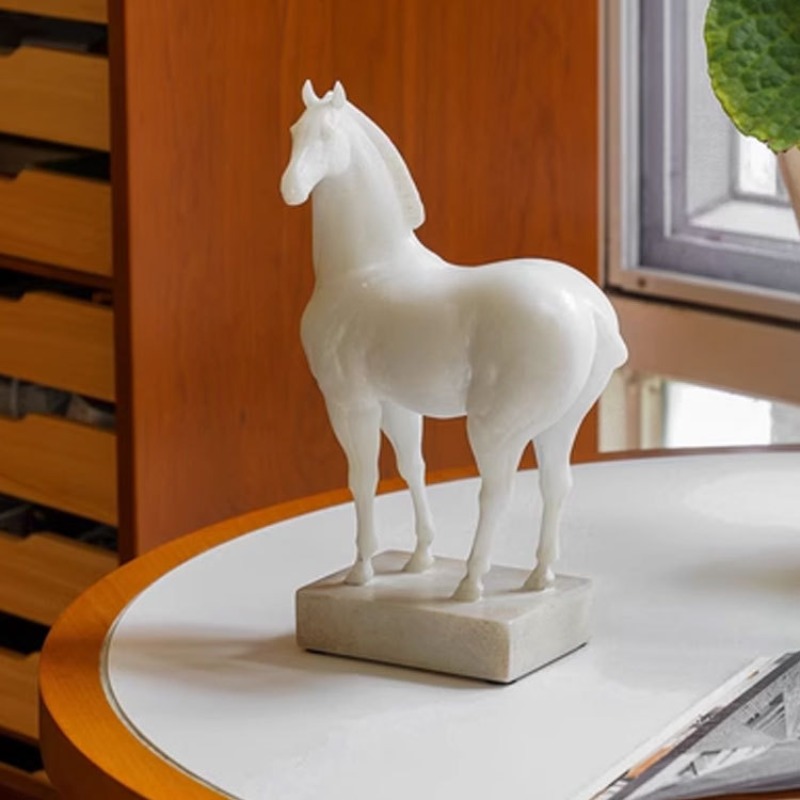 Office Furniture Used - 馬の像の装飾品。石製の台座付きのレジン製馬の彫刻。モダンなデザインで、家庭やオフィス、机の上に飾るのに最適な置物。