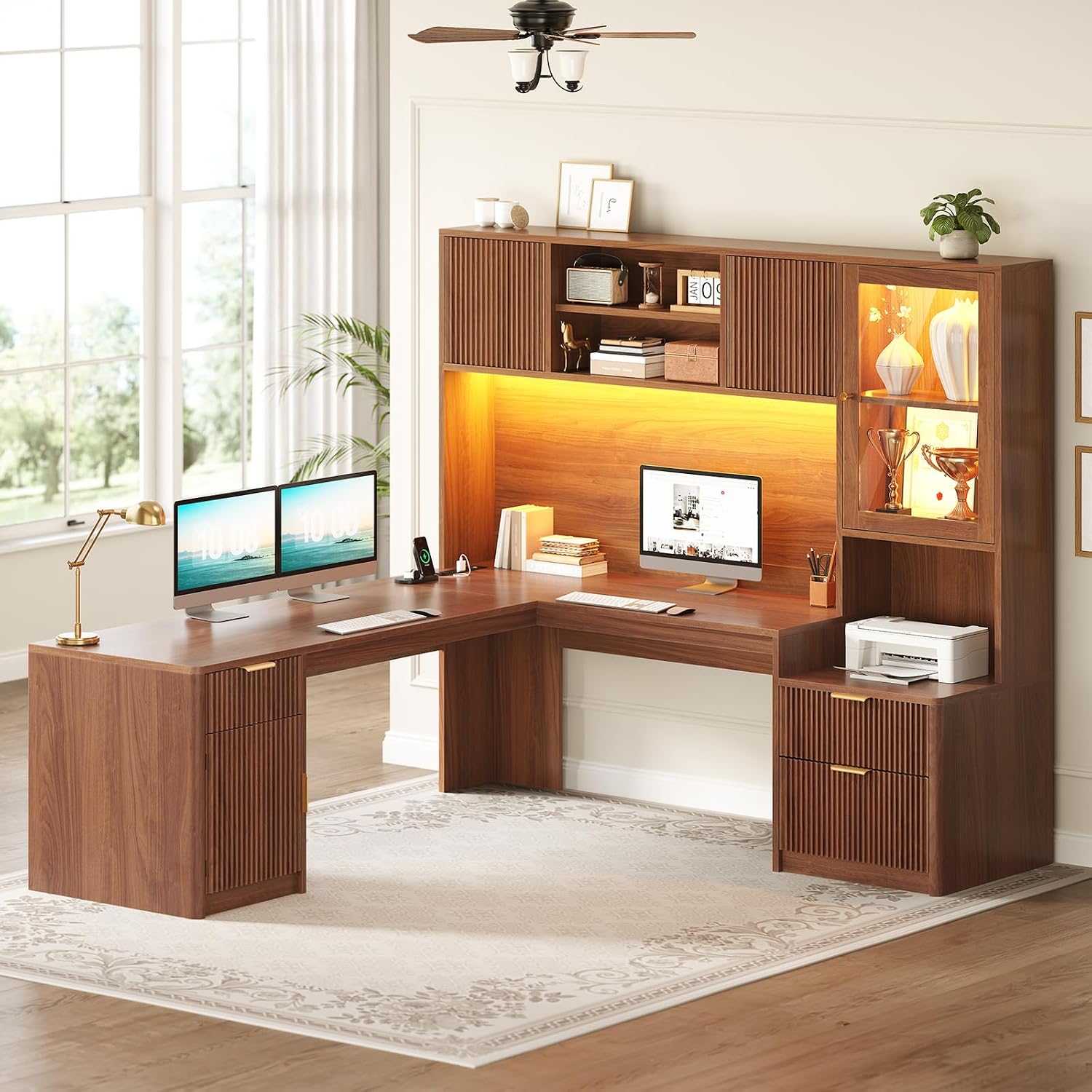 Office Furniture Outlet - L字型デスク（ハッチ付き）、RGB LEDコーナーデスク（電源コンセント付き）、ファイル引き出しとガラスキャビネット付きデスク、ブラウン、カスタマイズ可能