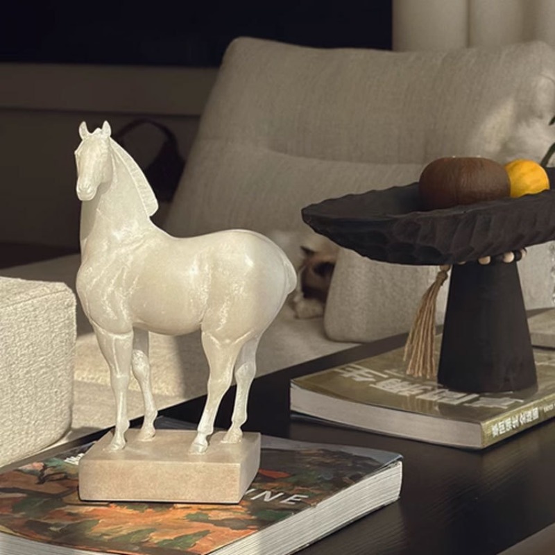 馬の像の装飾品。石製の台座付きのレジン製馬の彫刻。モダンなデ - Office Furniture Used のレビューと価格
