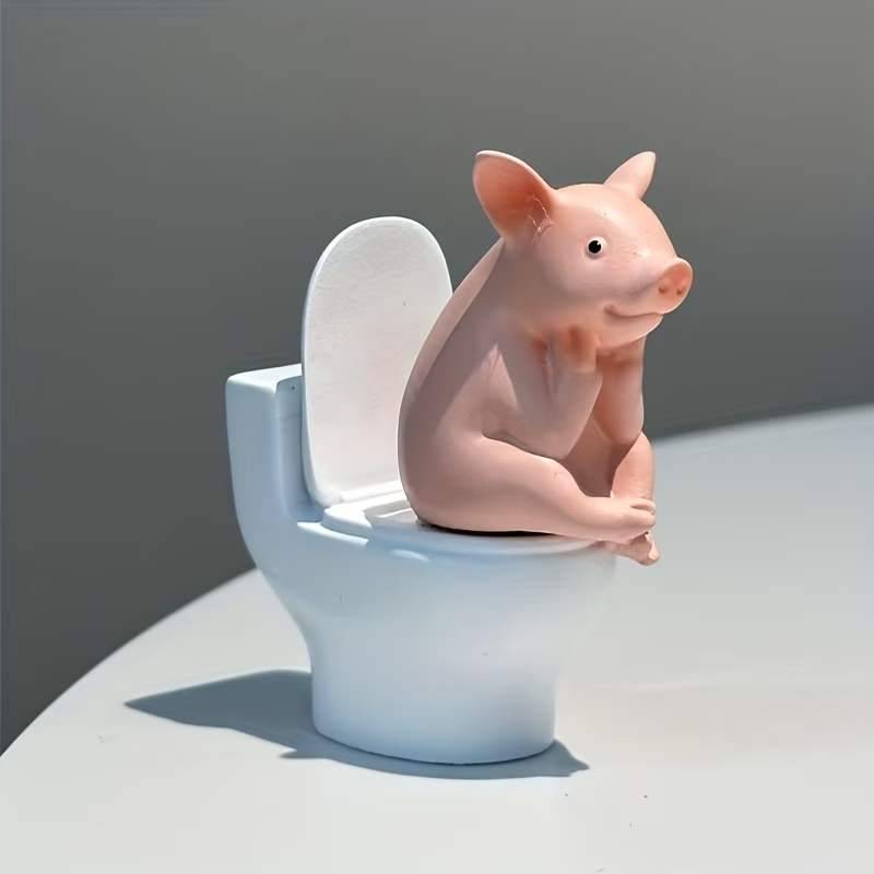 1個入り。可愛らしい子豚の置物。トイレに座っている姿で、テー - Office Furniture Used のレビューと価格