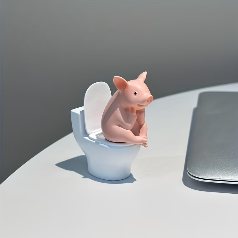 1個入り。可愛らしい子豚の置物。トイレに座っている姿で、テー - Office Furniture Used のレビューと価格