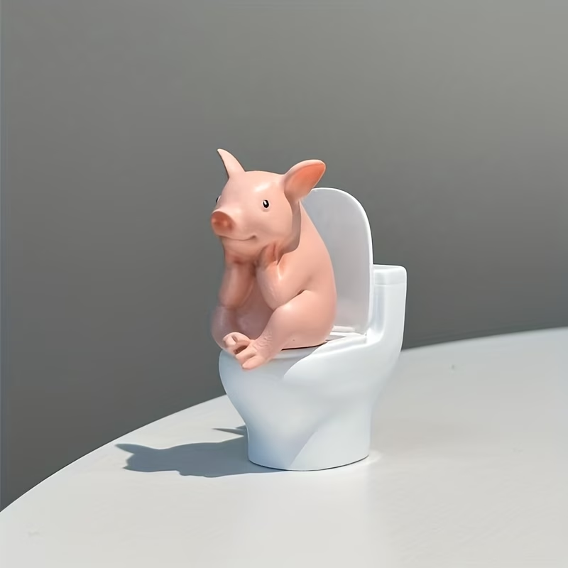 1個入り。可愛らしい子豚の置物。トイレに座っている姿で、テー - Office Furniture Used のレビューと価格